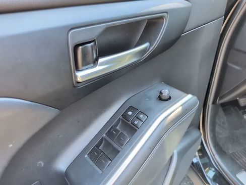 Used 2022 Toyota Highlander XLE AWD/4WD image 16