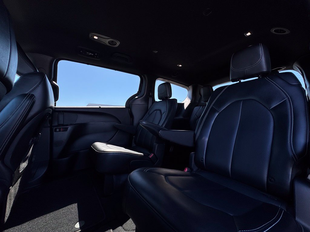 Used 2025 Chrysler Pacifica Select FWD image 20