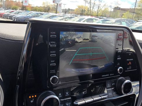 Used 2022 Toyota Highlander XLE AWD/4WD image 29