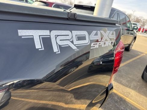 Used 2018 Toyota Tacoma TRD Sport image 7