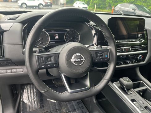 Used 2025 Nissan Pathfinder SV FWD image 29