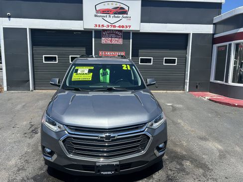 Used 2021 Chevrolet Traverse LT image 2