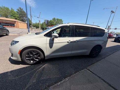 Used 2020 Chrysler Pacifica Touring-L Plus FWD image 4