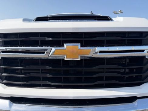 Used 2024 Chevrolet Silverado 2500 LT AWD/4WD image 5