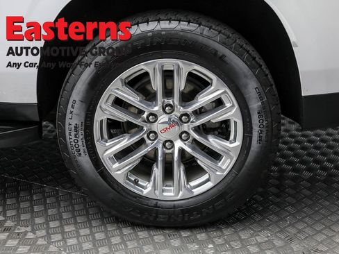 Used 2024 GMC Yukon XL SLT AWD/4WD image 8