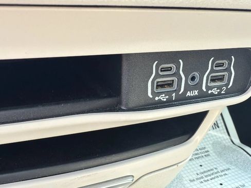 Used 2023 Chrysler Pacifica Touring-L FWD image 27