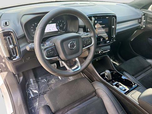 Used 2021 Volvo XC40 T4 R-Design image 9