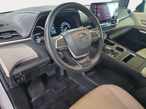 Used 2024 Toyota Sienna XLE image 19