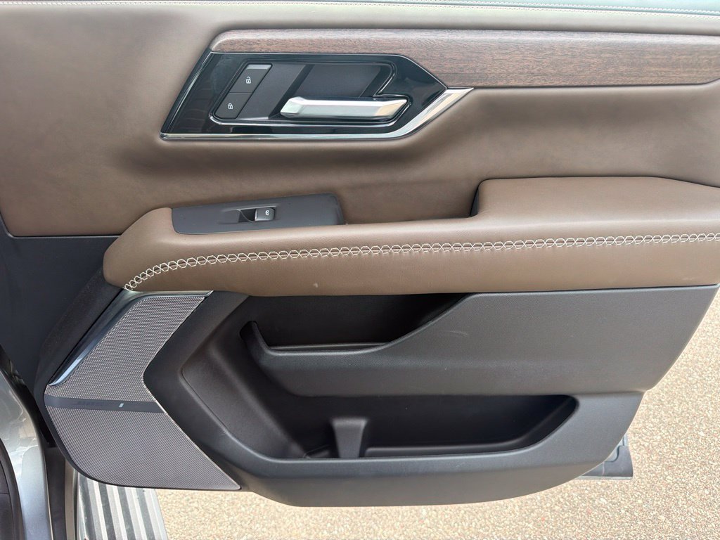 Used 2025 GMC Yukon Denali Ultimate w/ LPO, Floor Liner Package AWD/4WD image 9