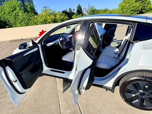 Used 2024 Tesla Model Y 2WD image 33
