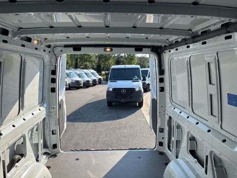 Used 2023 Mercedes-Benz Sprinter 2500 image 15