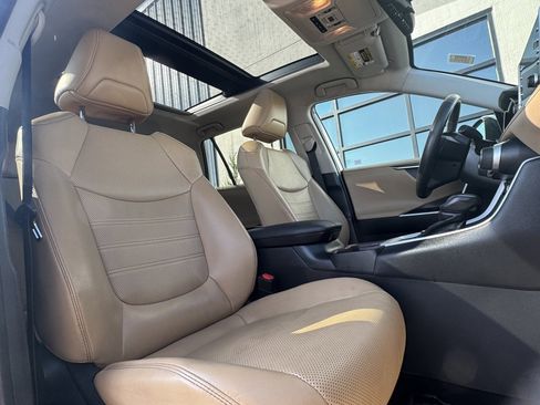 Used 2021 Toyota RAV4 Limited image 22