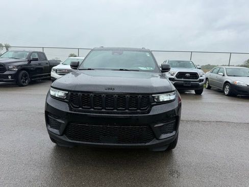 Used 2023 Jeep Grand Cherokee Laredo AWD/4WD image 2