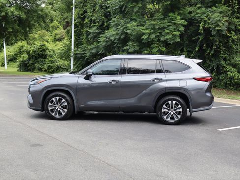 Used 2021 Toyota Highlander XLE AWD/4WD image 15