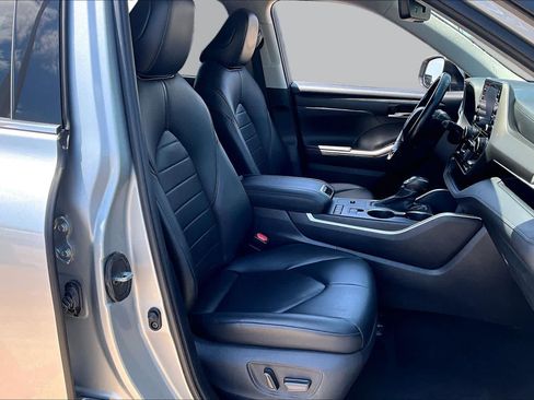 Used 2021 Toyota Highlander XLE FWD image 9