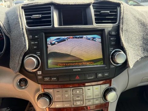 Used 2012 Toyota Highlander Limited w/ Tow Pkg FWD image 22