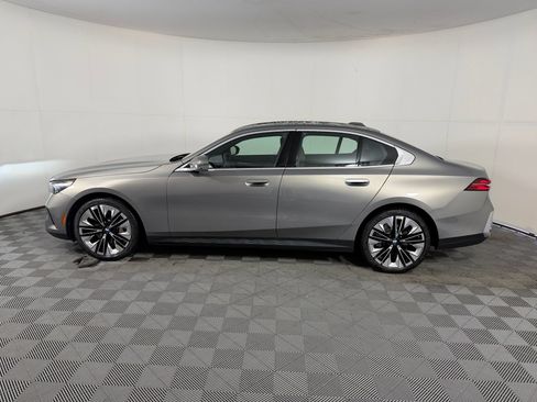 Used 2027 BMW 530i w/ Premium Package RWD image 2