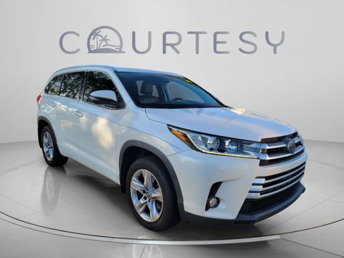 Used 2017 Toyota Highlander Limited FWD image 4