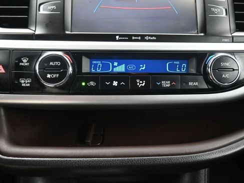 Used 2019 Toyota Highlander Plus AWD/4WD image 19