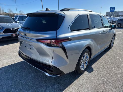 Used 2022 Toyota Sienna XSE image 7