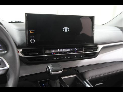 Used 2026 Toyota Sienna XLE FWD image 9