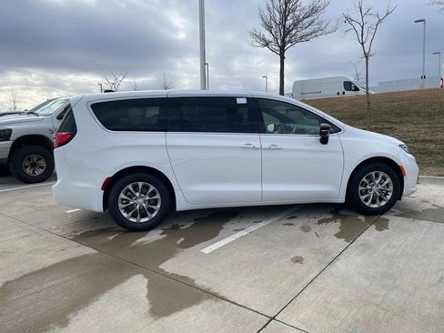 New 2026 Chrysler Pacifica Limited w/ Uconnect Theater Family Group FWD image 7