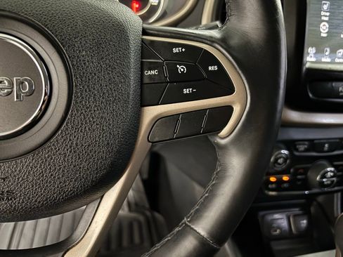 Used 2018 Jeep Cherokee Limited image 22