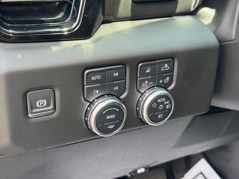 Used 2025 GMC Sierra 1500 AT4 w/ AT4 Premium Package AWD/4WD image 17