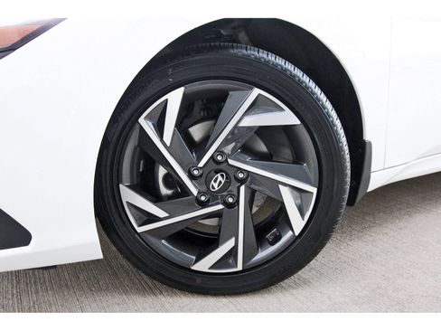 Certified 2025 Hyundai Elantra SEL FWD image 30