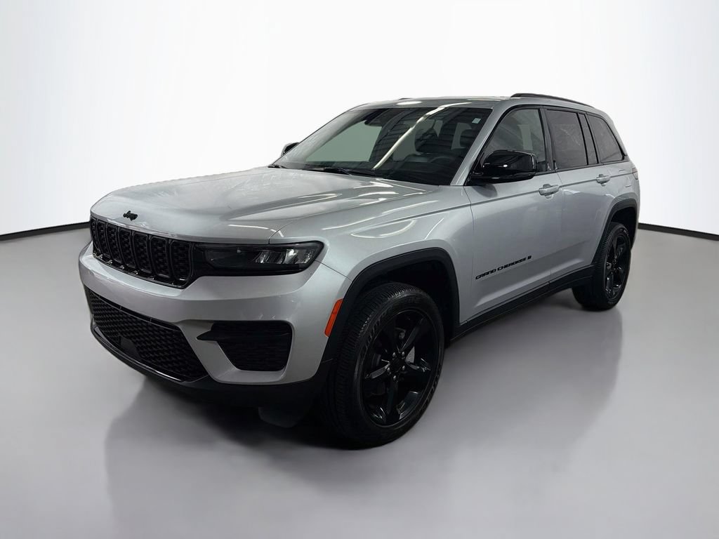 Used 2024 Jeep Grand Cherokee Altitude AWD/4WD image 5