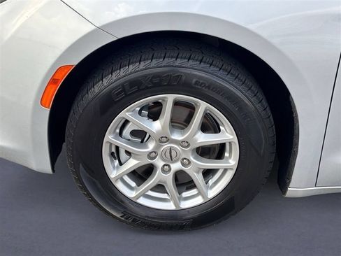 Used 2022 Chrysler Voyager LX FWD image 9