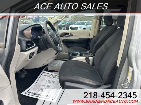 Used 2018 Chrysler Pacifica Touring Plus w/ Tire & Wheel Group image 10