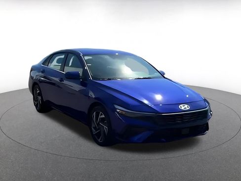 Used 2025 Hyundai Elantra SEL image 3