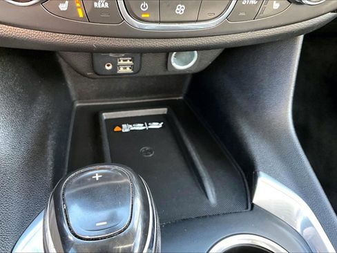 Used 2020 Chevrolet Traverse Premier image 34