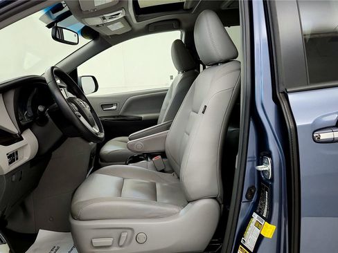 Used 2016 Toyota Sienna XLE Premium w/ Protection Package image 26