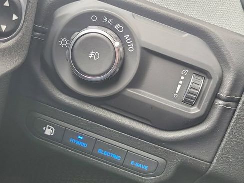 Used 2025 Jeep Wrangler Unlimited Sahara AWD/4WD image 7
