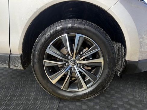 Used 2023 Toyota Venza LE image 8