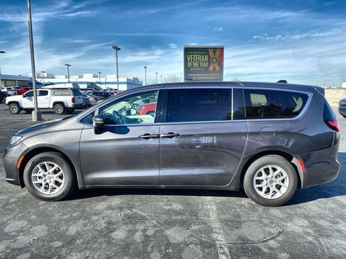 Used 2023 Chrysler Pacifica Touring-L FWD image 34
