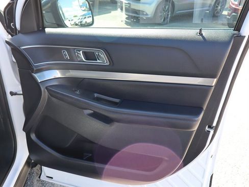 Used 2018 Ford Explorer XLT w/ Equipment Group 202A AWD/4WD image 12