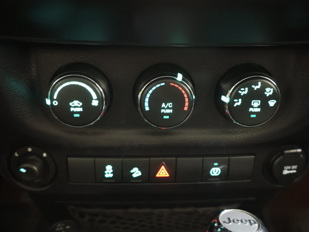 Used 2015 Jeep Wrangler Sahara w/ Connectivity Group AWD/4WD image 21