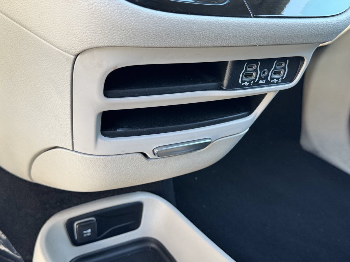 Used 2023 Chrysler Pacifica Touring-L FWD image 32