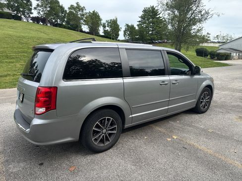 Used 2017 Dodge Grand Caravan SXT FWD image 5