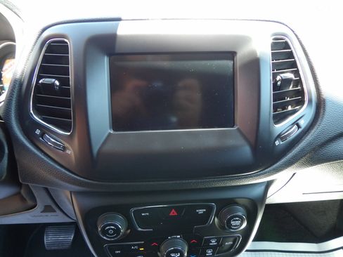 Used 2020 Jeep Compass Latitude FWD image 18