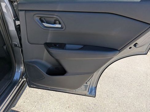 Used 2025 Nissan Rogue SV image 28