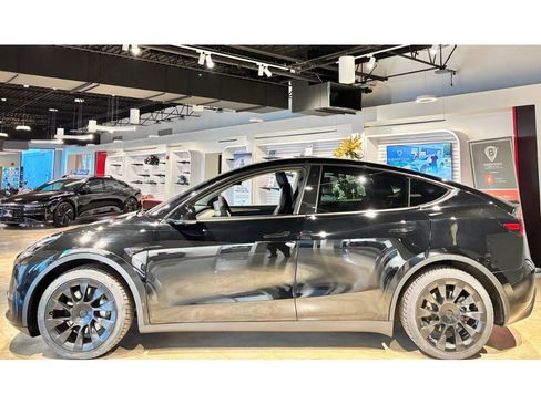 Used 2023 Tesla Model Y Long Range image 7