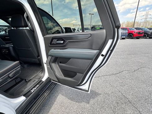 Certified 2025 GMC Yukon AT4 w/ AT4 Premium Package AWD/4WD image 17