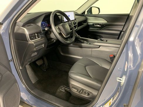 Used 2025 Toyota Grand Highlander AWD image 32