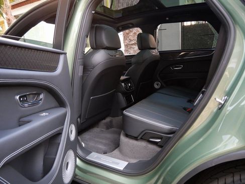 Used 2025 Bentley Bentayga image 19