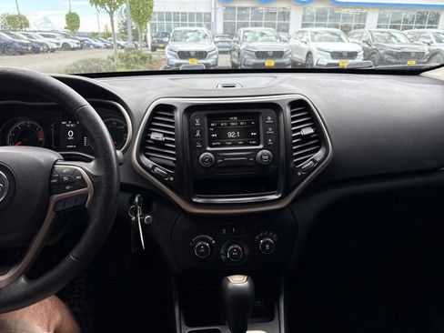Used 2017 Jeep Cherokee Sport FWD image 20