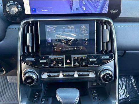 Used 2023 Lexus LX 600 4WD w/ Luxury Package image 36